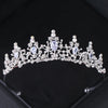 Tiare et couronne en strass de cristal scintillante, accessoire pour les cheveux, sur fond noir.