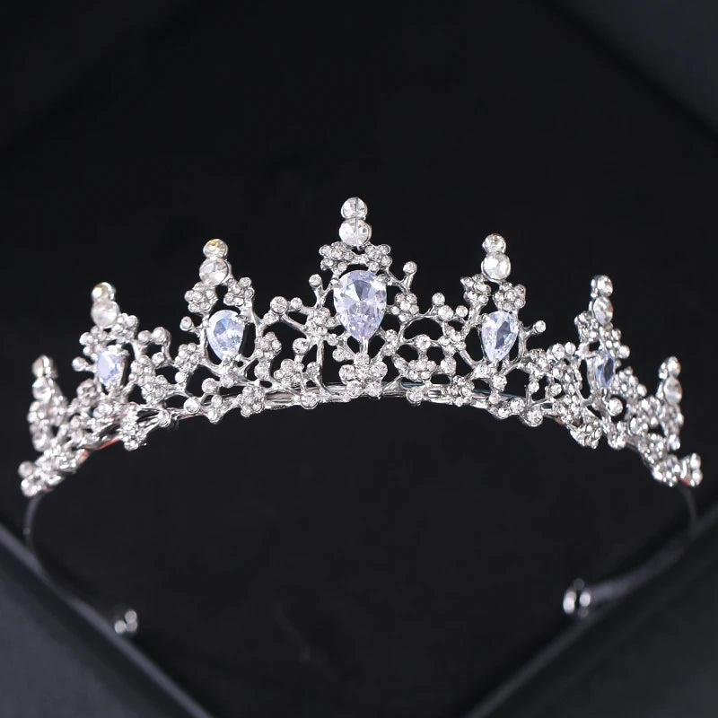 Tiare et couronne en strass de cristal scintillante, accessoire pour les cheveux, sur fond noir.