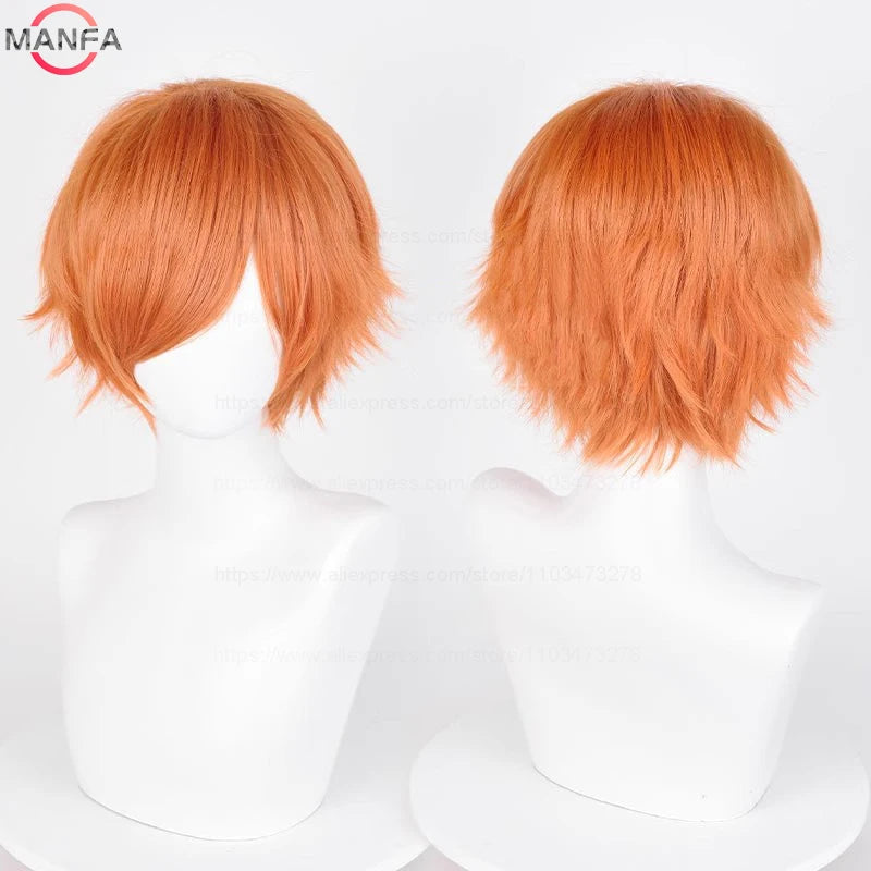 Primer plano de una peluca naranja vibrante mostrada en un maniquí de cabeza blanca.