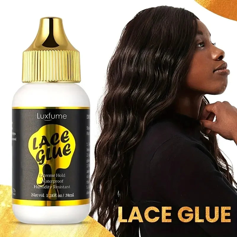 Eine Flasche Luxe Klebstoffspray mit goldener Kappe neben einem Gesichts einer Frau.