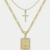 Collier doré avec un pendentif lettre L et un charme croix sur une chaîne délicate.