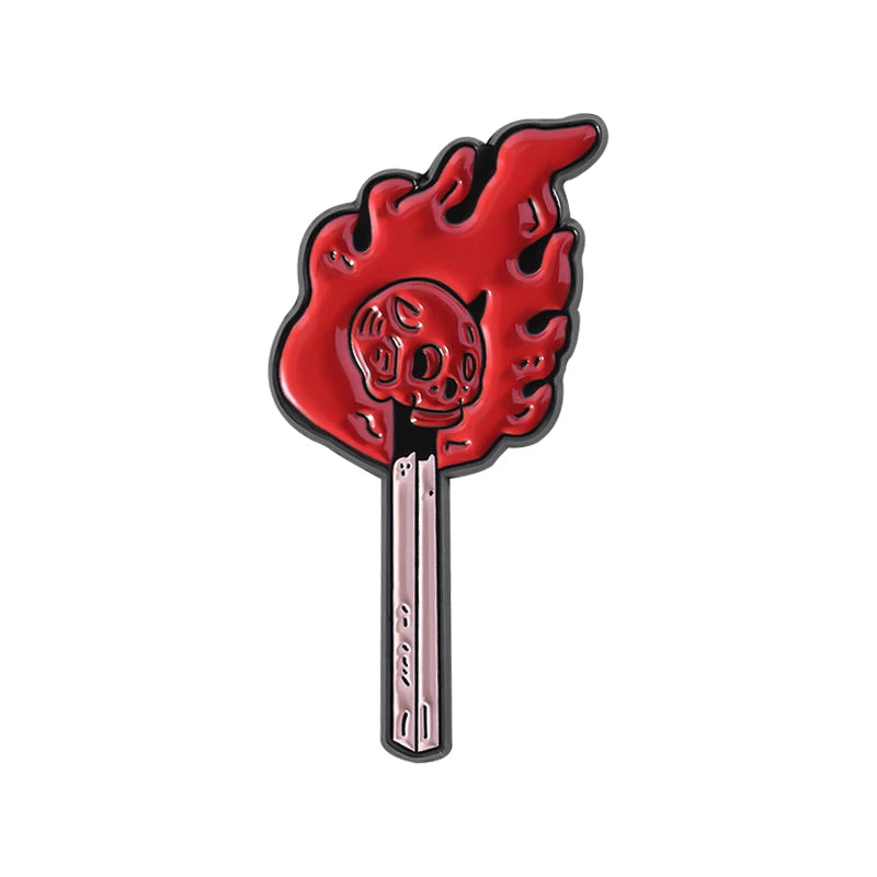 Rote Emaillepin mit Schädel, der in Flammen steht, auf einer Metall-Pinback.
