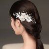 Gros plan sur les cheveux noirs d'une femme tressés avec une délicate fleur de perle en cristal pour un accessoire de mariage
