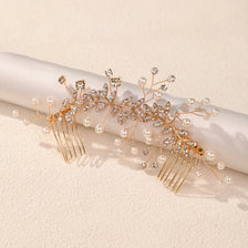 Peigne à cheveux en cristal doré délicat avec accents de perles, présenté sur une surface blanche.