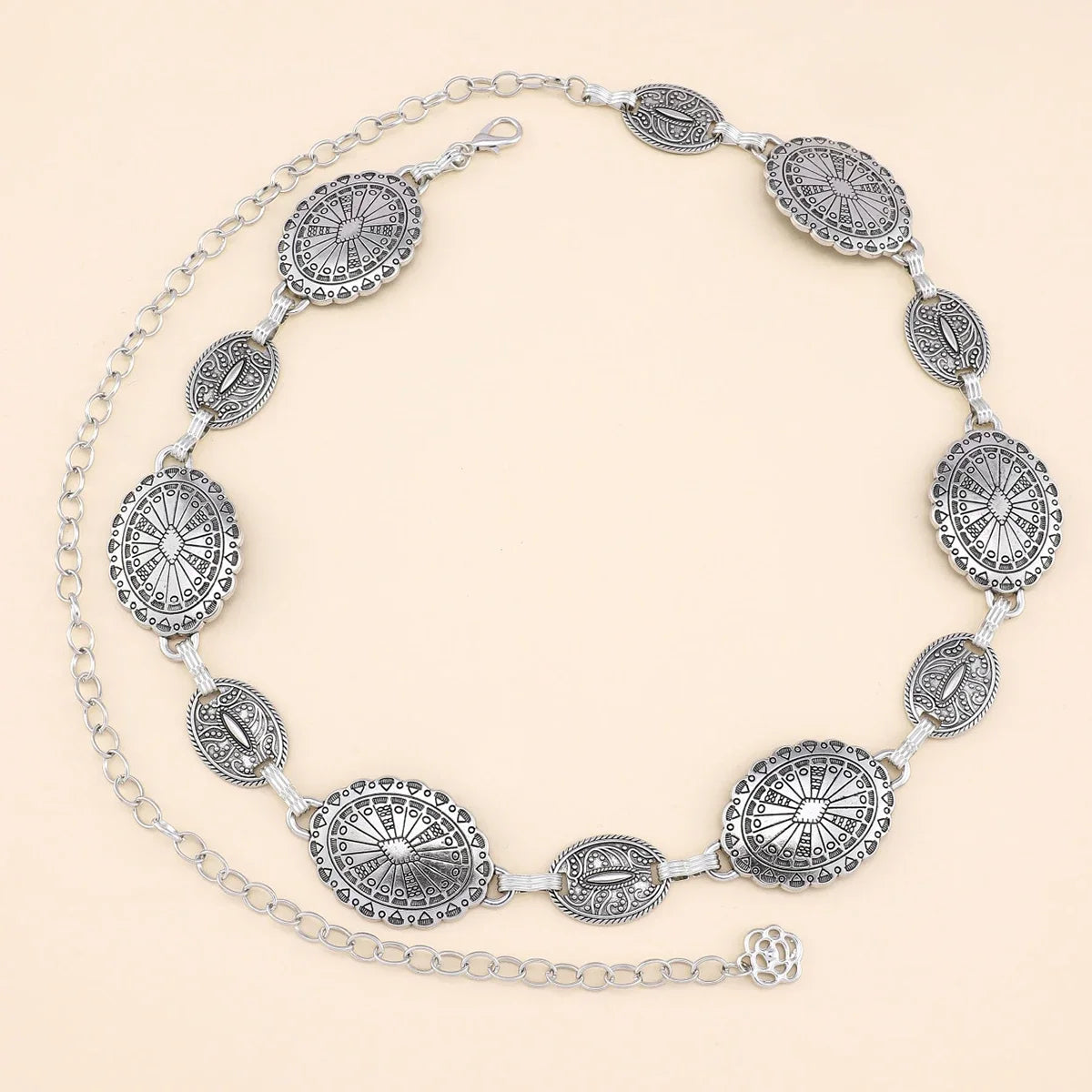Cadena de cintura ovalada de metal dorado vintage para mujer con múltiples eslabones ovalados.