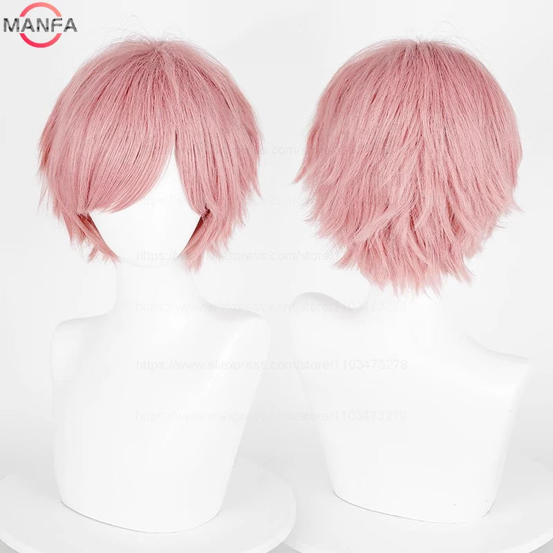 Un par de pelucas cortas y capas rosas exhibidas en maniquíes blancos.