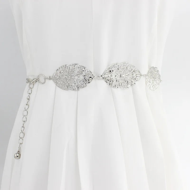 Cinturón de cadena metálica de círculo plateado usado en un vestido blanco