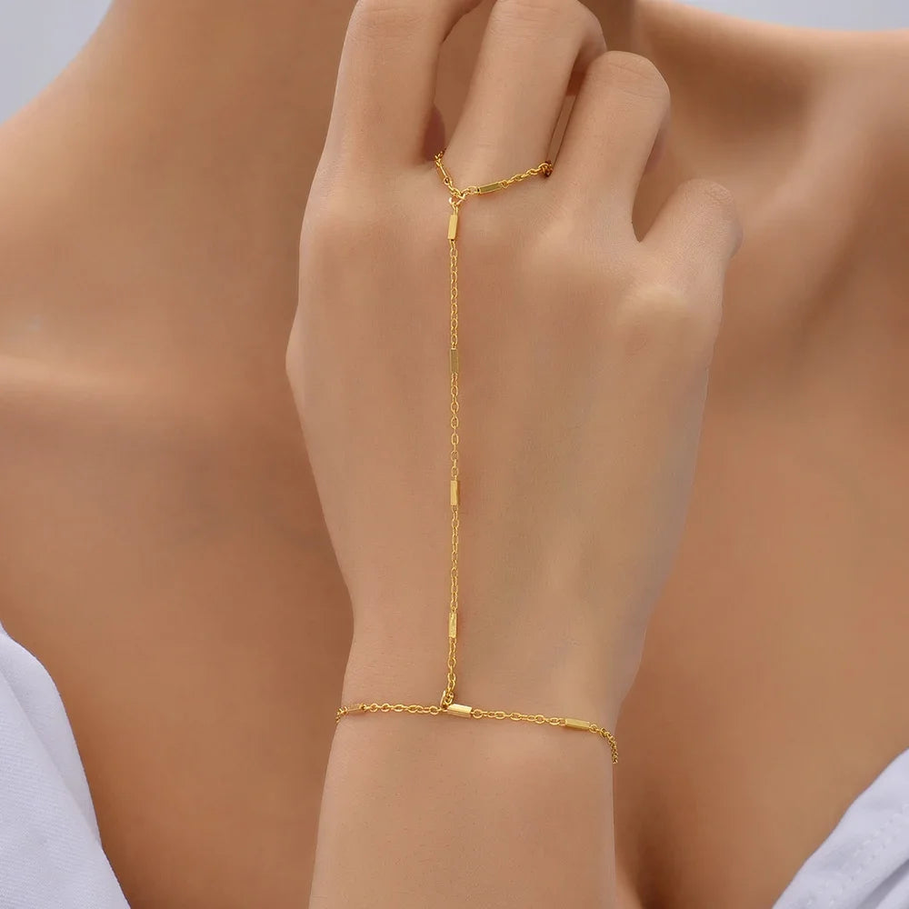 مجوهرات سلسلة ذهبية مطلية تُرتدى على معصم نحيل.