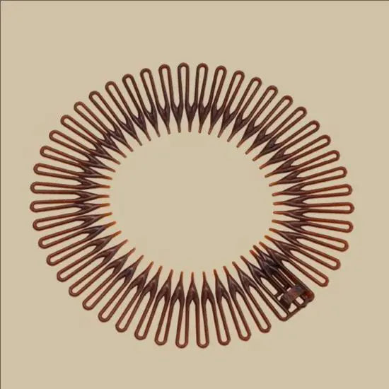 Un arrangement circulaire de pinces à cheveux en plastique brun et stretch sur fond beige.