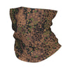 Primer plano de un cuello camuflado con estampado de leopardo marrón, verde y negro.