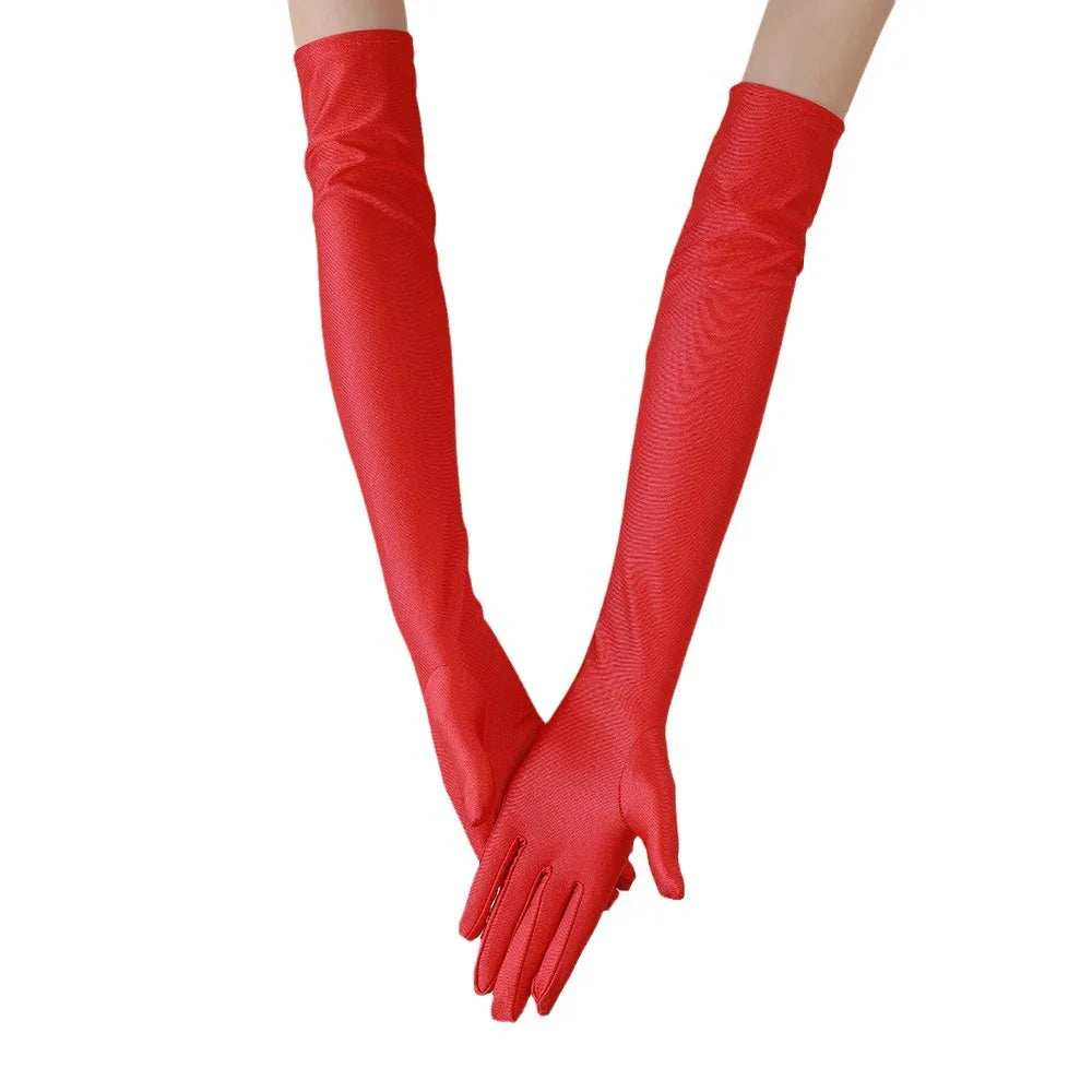 Ein Paar lange, rote Opernfingerhandschuhe mit feiner Struktur.
