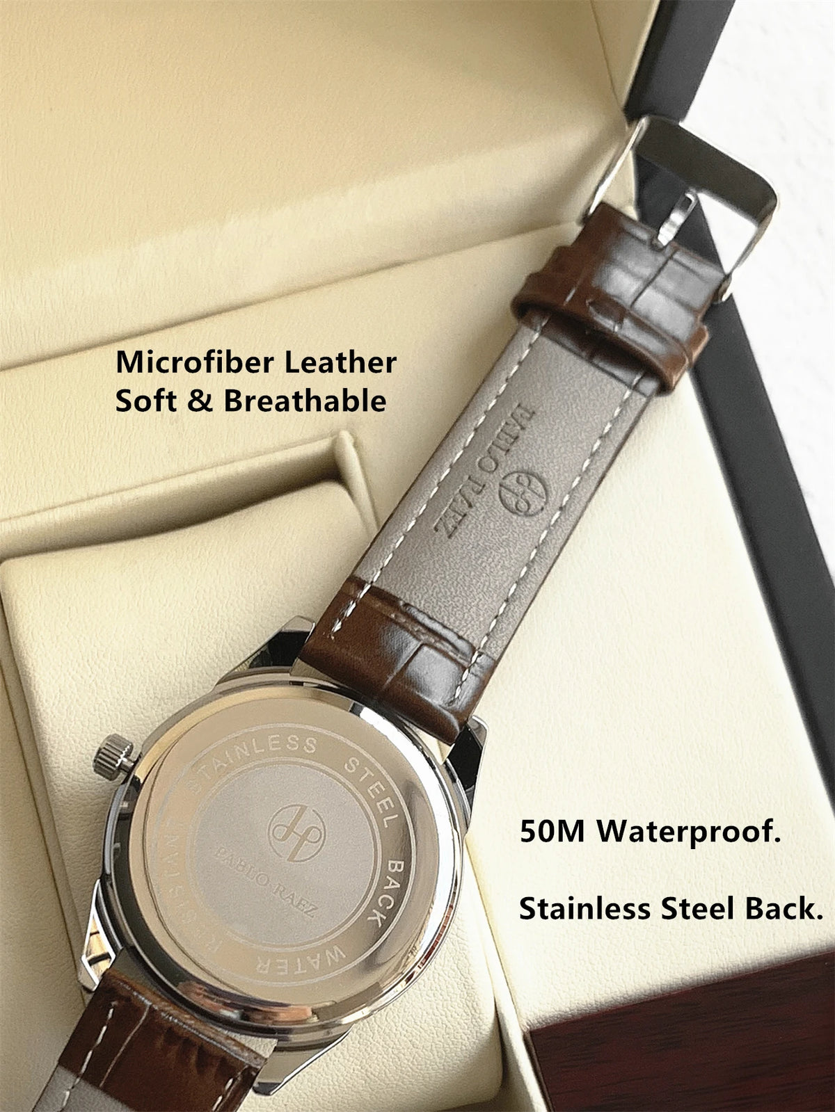 Montre quartz argentée avec bracelet en cuir microfibre marron, présentée dans une boîte claire.