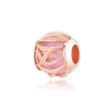 Una cuenta redonda de oro rosa con una gema rosa y acentos de cristal transparente.