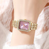 Reloj de cuarzo dorado con esfera cuadrada y detalles de strass, llevado en la muñeca.