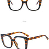 Blaue Demi-Brille mit Schildpattmuster in Nahaufnahme