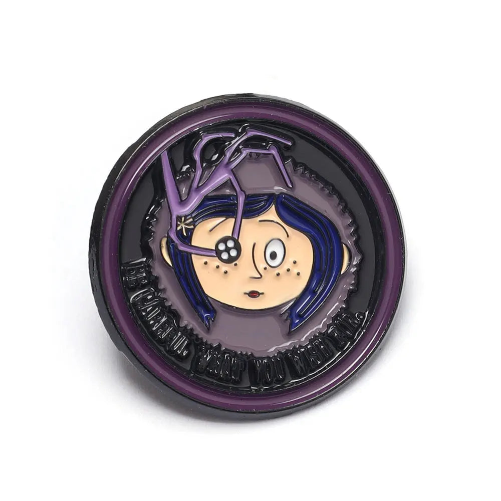 Broche émail violet foncé représentant un visage sinistre avec des cheveux violets et un motif d'araignée.