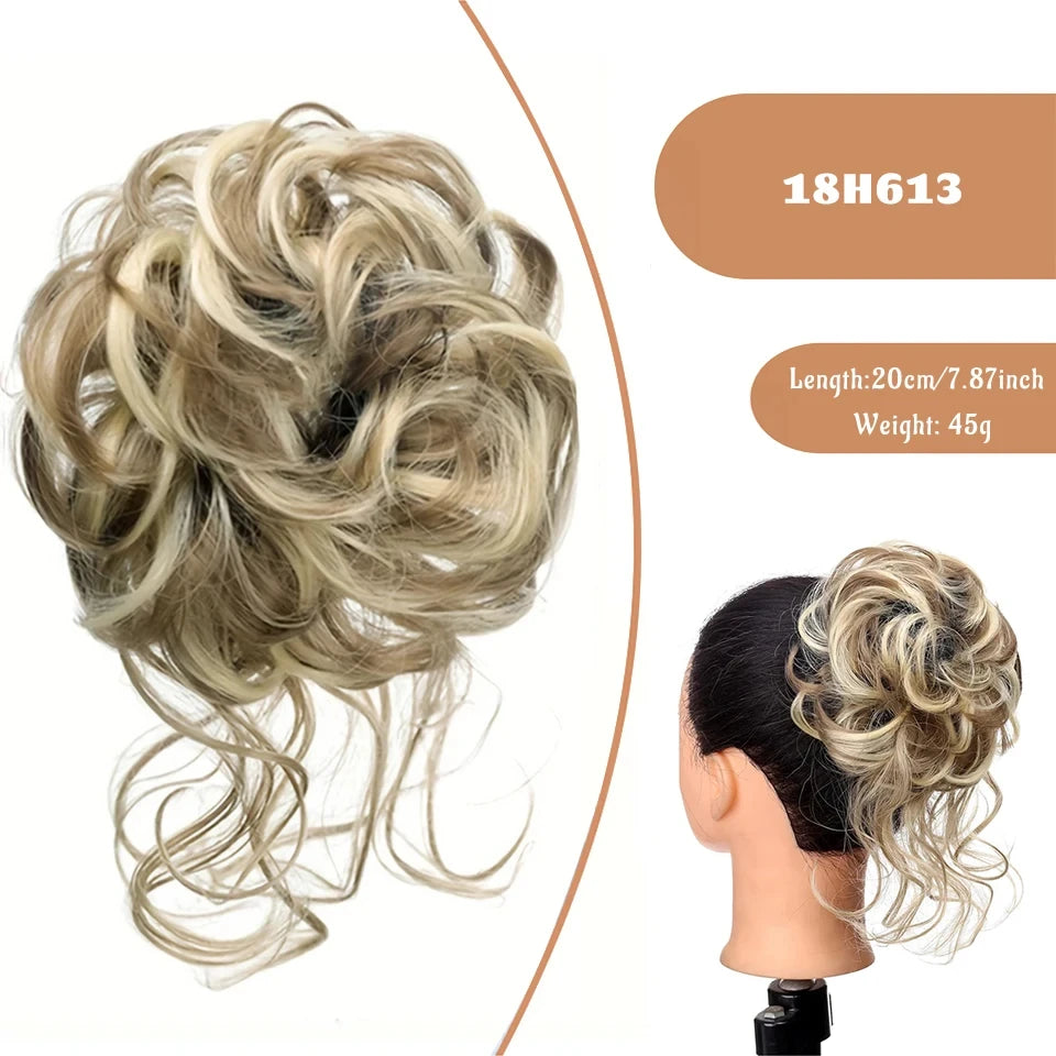 Ein Bund blondes, gewelltes Haar, zu einem lockeren Dutt auf einem Mannequin-Kopf.