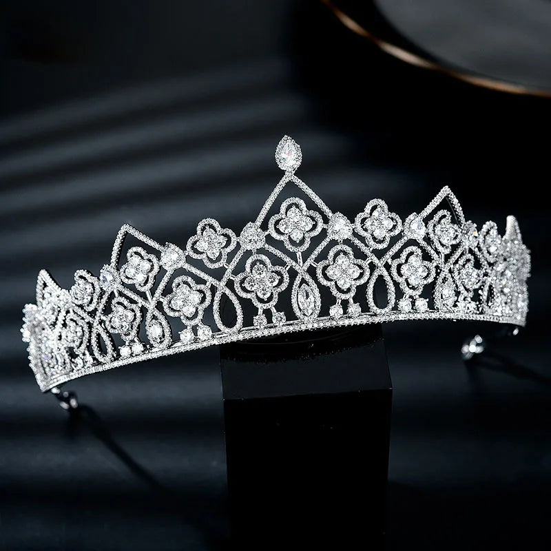 Diadème de mariée en zircon cubique étincelant exposé sur un support noir.