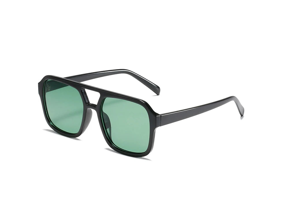 Ein Paar schwarze Vintage-Pilot-Sonnenbrille mit grünen Linsen und doppelter Brücke.