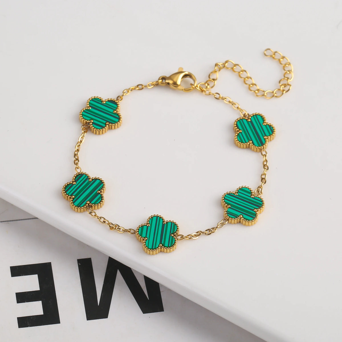 Pulsera de acero inoxidable chapada en oro con charms florales de planta en esmalte verde