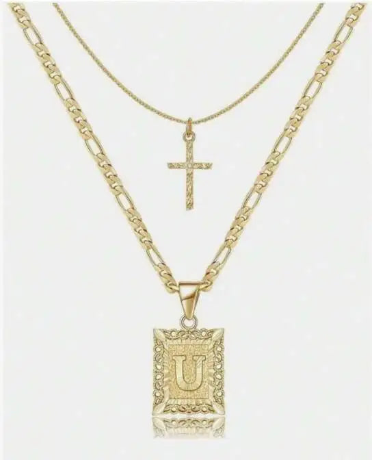 Collier en chaîne dorée avec pendentif croix et charm lettre U carrée