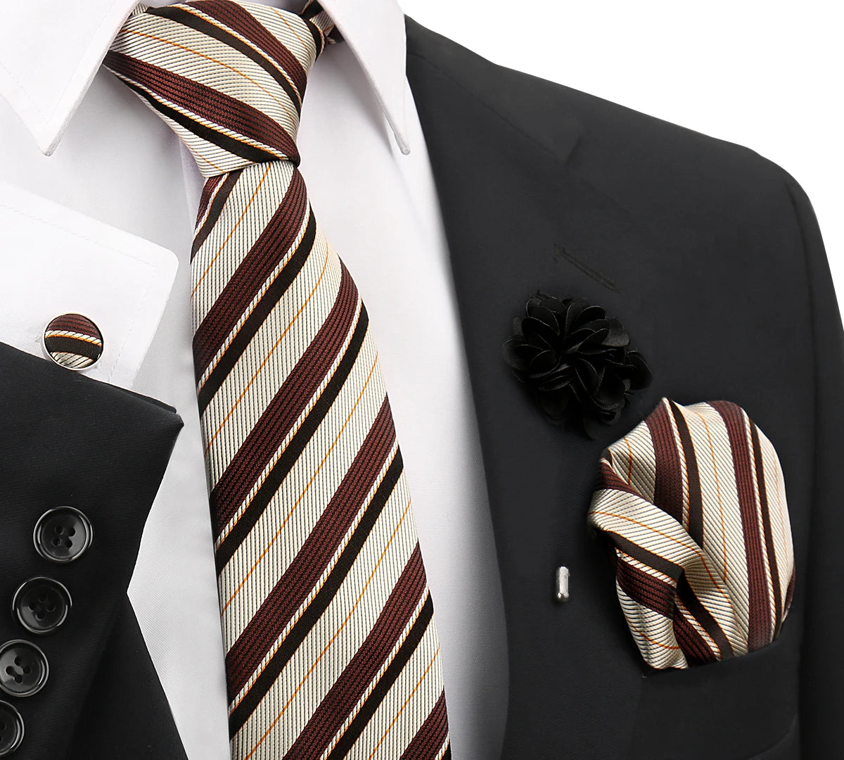 Nahaufnahme einer eleganten braun-beige gestreiften Krawatte vor einem weißen Hemd und schwarzem Sakko.