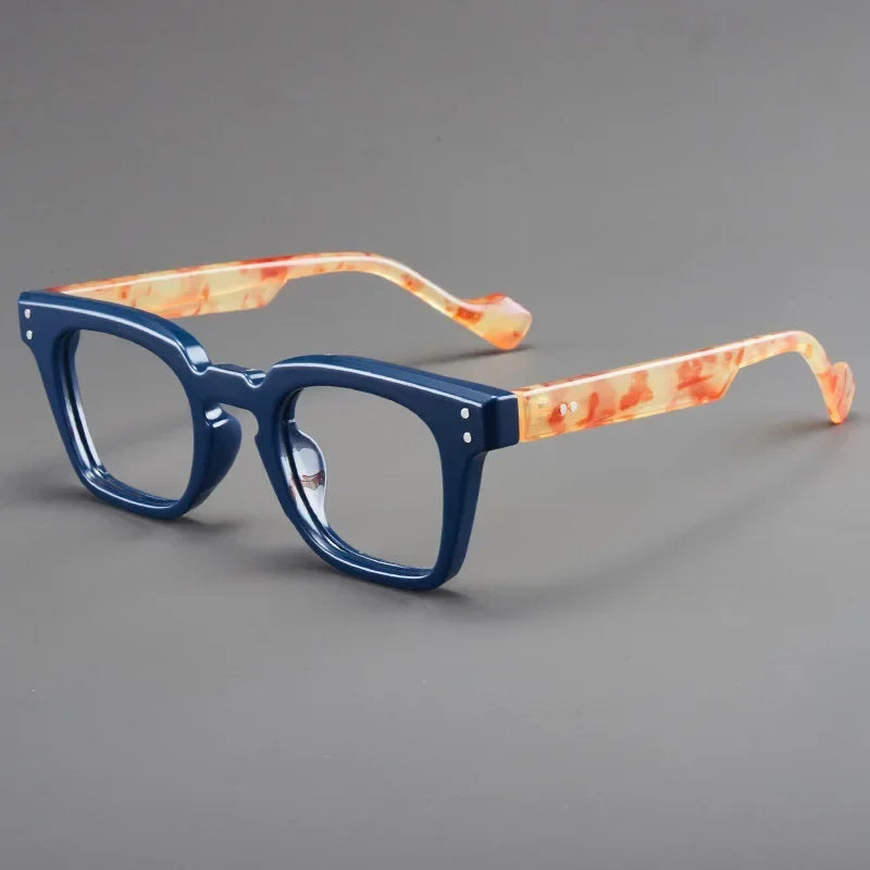 Une paire de lunettes de lecture à monture bleue avec des branches orange à motifs translucides.