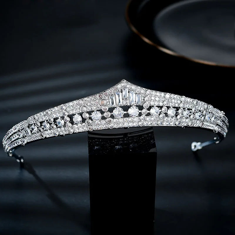 Diadème de mariée en zircone taillée scintillant sur une surface sombre.