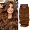 Una mujer modela largo cabello castaño ondulado con extensión de clip decorativo.