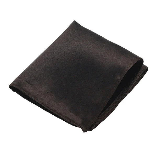 Dunkles Satin-Einstecktuch in quadratischer Form gefaltet.