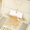 Collection de bijoux géométriques dorés bohèmes, colliers, bagues et boucles d'oreilles, présentés dans une boîte à bijoux bl
