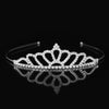 Tiara y corona de princesa de cristal brillante, accesorio para el cabello, sobre fondo negro.