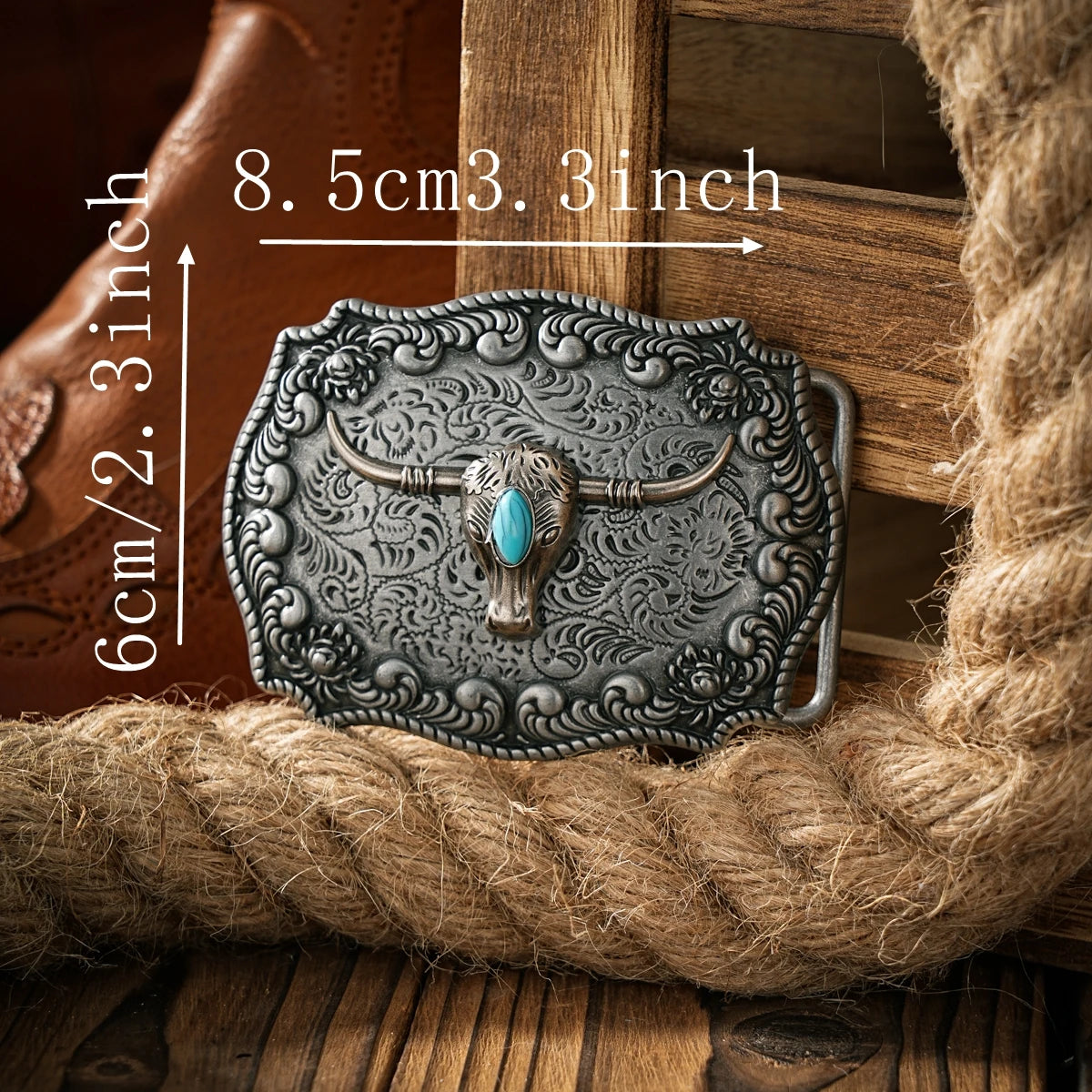Boucle de ceinture en métal argenté avec motif d'animal cornu et incrustation turquoise, présentée sur une surface en bois ru