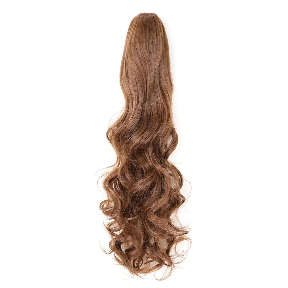 Pieza de cabello largo marrón peinado en coleta fluida con pinza
