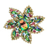 Broche florale en cristal or brillant avec des gemmes de couleurs variées comme le vert et le rose.