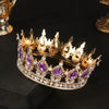 Couronne diadème en strass de cristal luxueuse avec des gemmes violettes, posée sur une surface sombre.