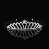 Tiara y corona de princesa de cristal brillante, accesorio para el cabello, sobre fondo negro.