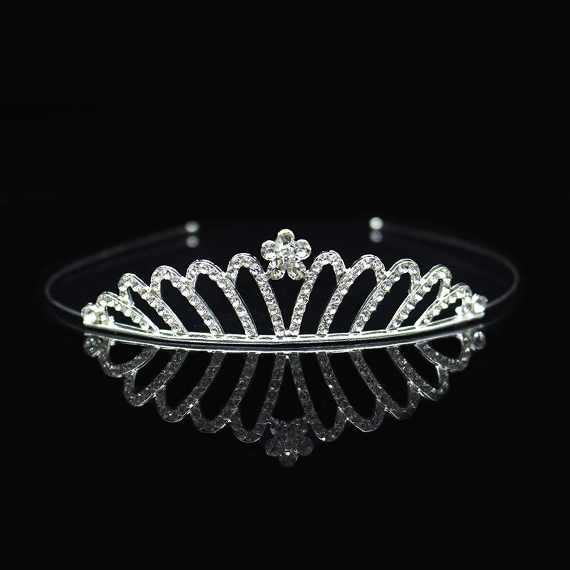 Tiara y corona de princesa de cristal brillante, accesorio para el cabello, sobre fondo negro.