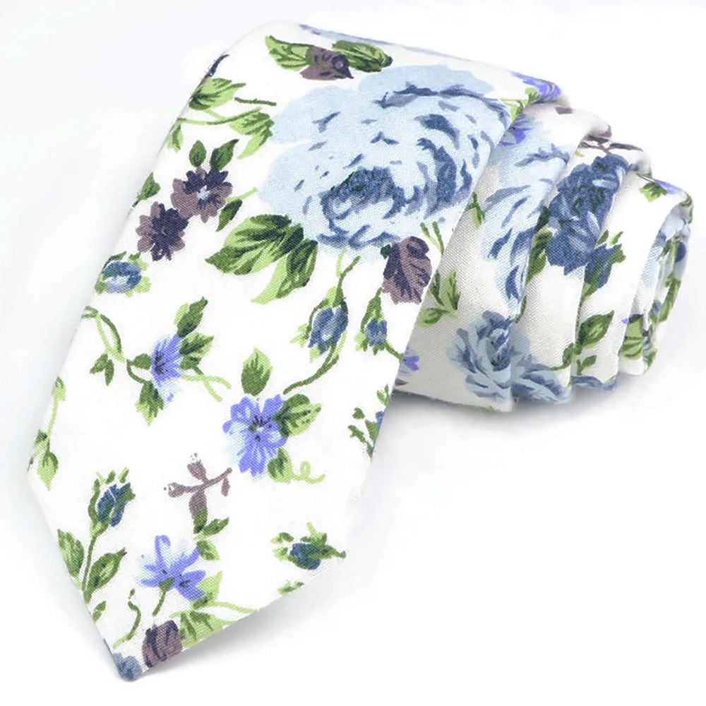 Nœud papillon en coton blanc avec motif floral bleu et vert, plié et exposé.