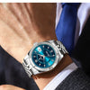 Rapproché d'une montre-bracelet en quartz luminescente en acier inoxydable avec cadran et lunette bleus, porté à côté d'un co