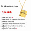 Goldene Gravur-Anhänger-Kette mit Buch-Charm und spanischer Schrift auf dem Etikett