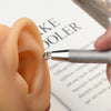 لقطة مقربة لأداة ملقط كروية من الفولاذ المقاوم للصدأ تستخدم على نموذج أذن.
