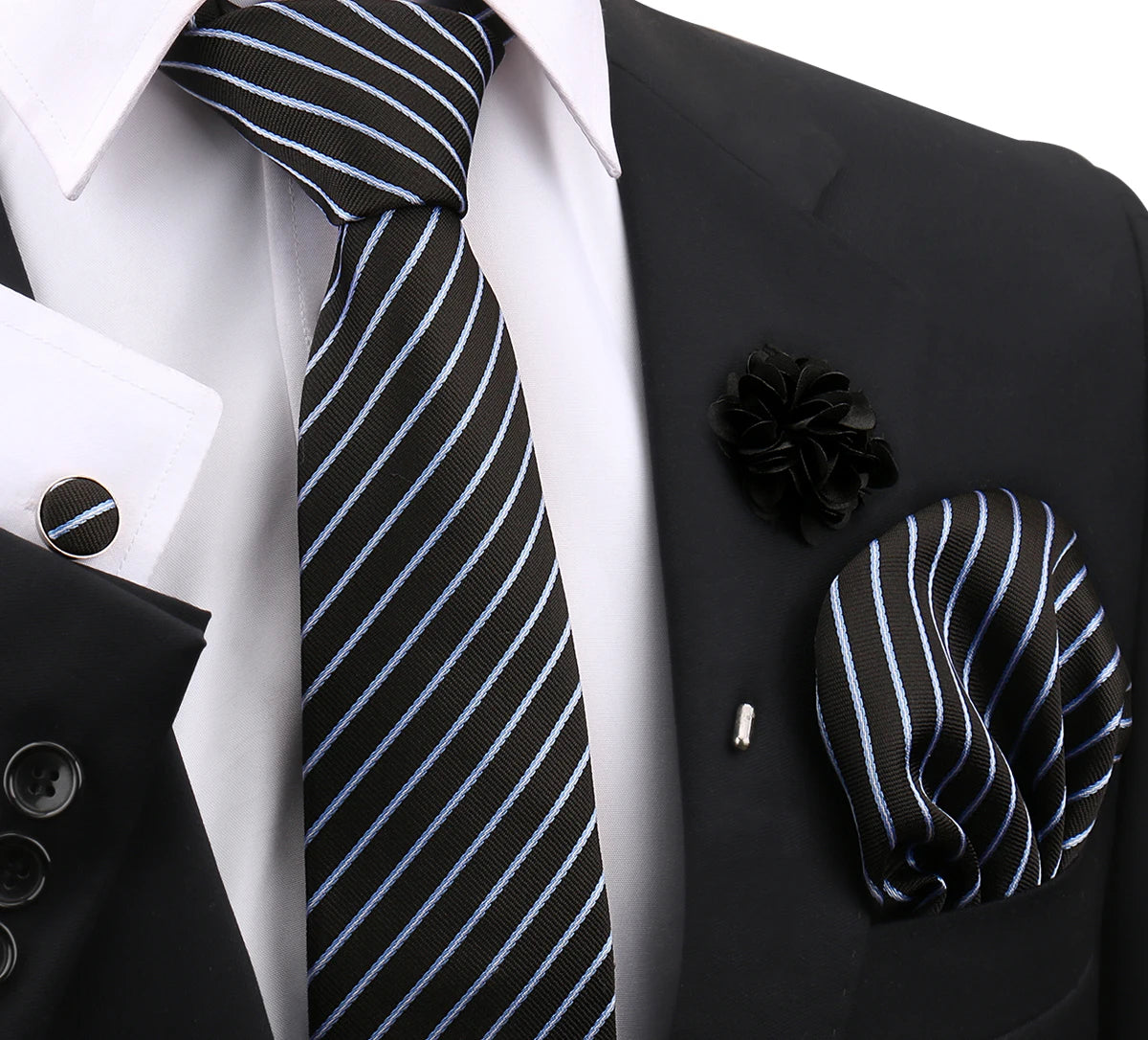 Schwarze und blaue gestreifte Krawatte vor einem weißen Hemd, mit schwarzen Fliege- und Jackenaccessoires.