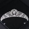 Une élégante couronne et parure de cheveux en strass de cristal, présentée sur fond noir.