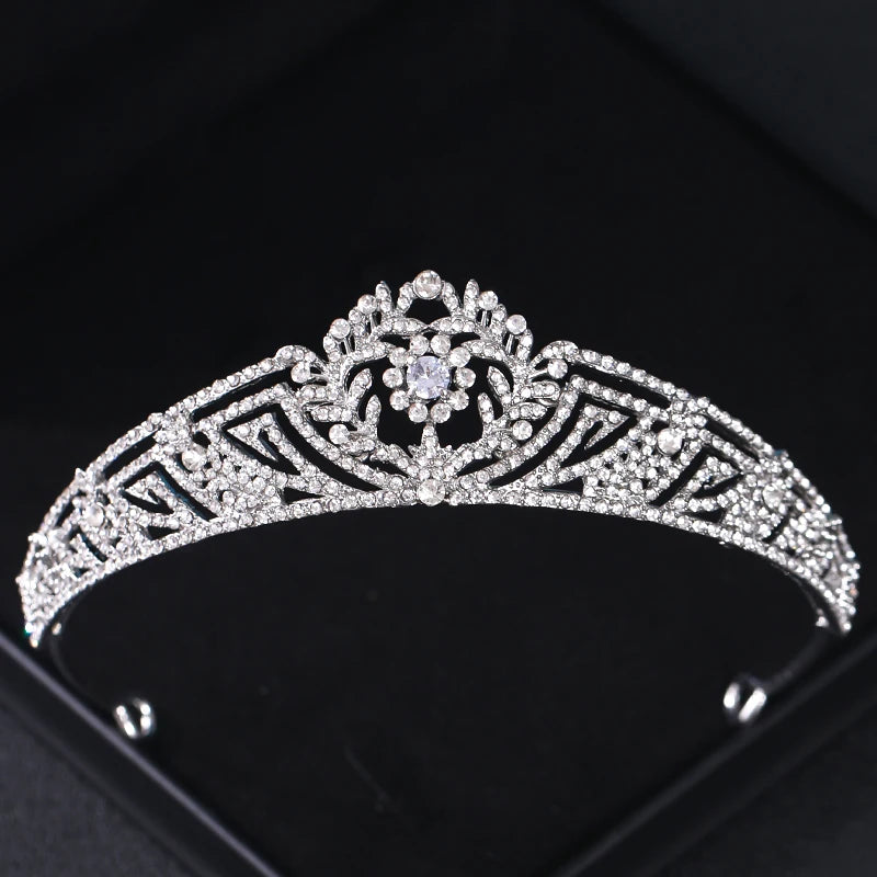 Une élégante couronne et parure de cheveux en strass de cristal, présentée sur fond noir.