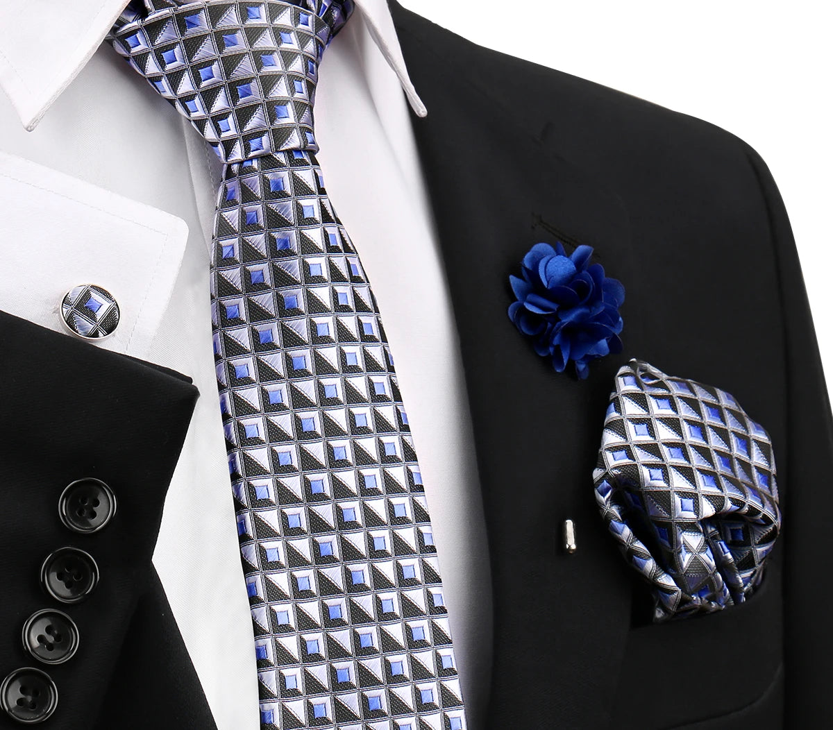 Nahaufnahme einer eleganten blau-silber gemusterten Krawatte und einer dunkelblauen blumigen Reversnadel auf einem schwarzen 