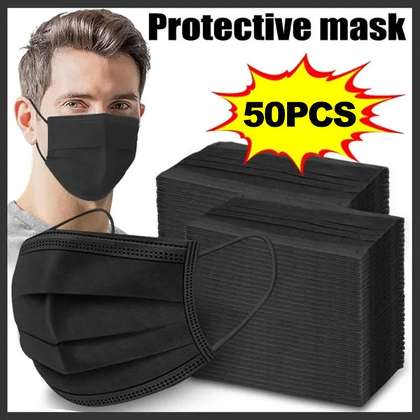 Ein Mann hält einen Stapel schwarzer Schutzmasken mit einem gelben Stern-Grafik, der 50 Stück anzeigt.