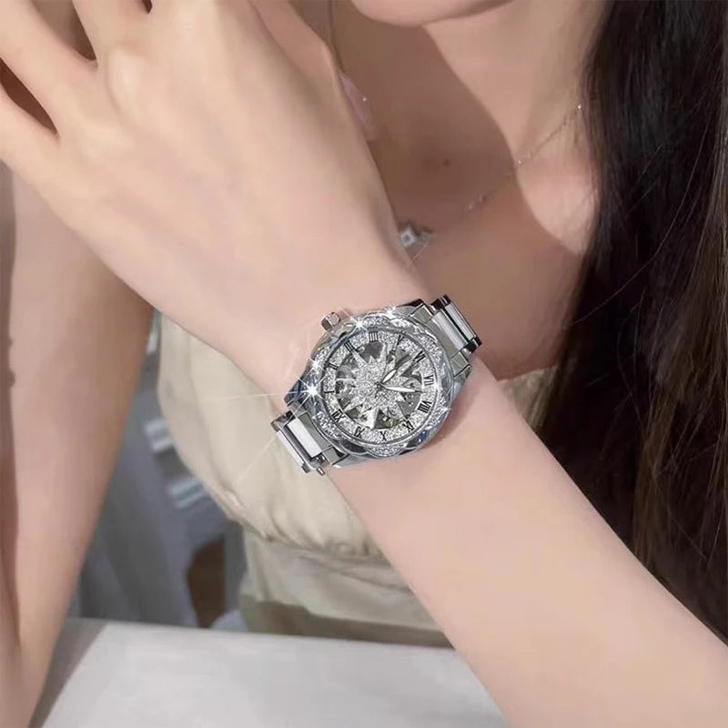 Primer plano de un elegante reloj de pulsera de diamantes de cuarzo plateado usado en la muñeca de una mujer.