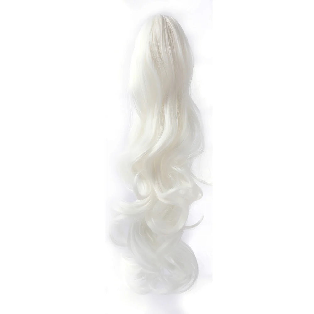 Una larga y fluida pieza de cabello blanco, peinada en coleta con un clip de garra.