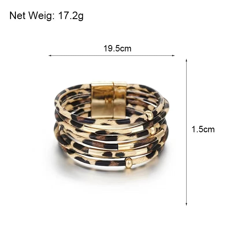 Une pile de bracelets de perles en cuir à franges léopard couleur or, présentés sur fond blanc.